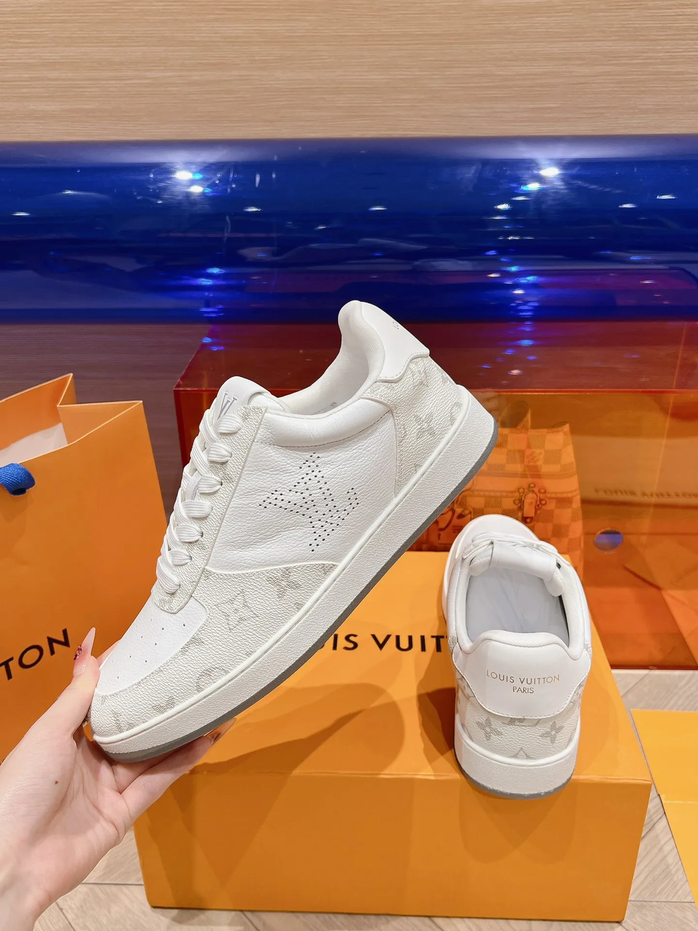 👟👟Ex-factory price 680👟👟 LV new white shoes men's letter series letter color matching pure cowhide 3D printed breathable holes men's casual business travel shoes👟full of comfort Size number: 39-45